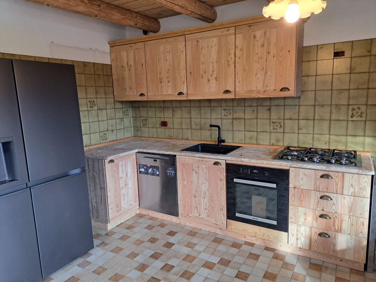 Dettaglio Cucina in Larice 1